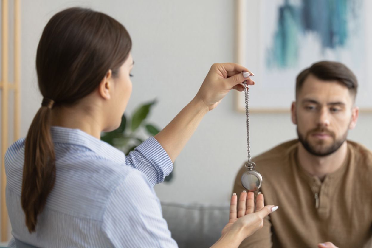 Мужчина на процедуре кодирования гипнозом